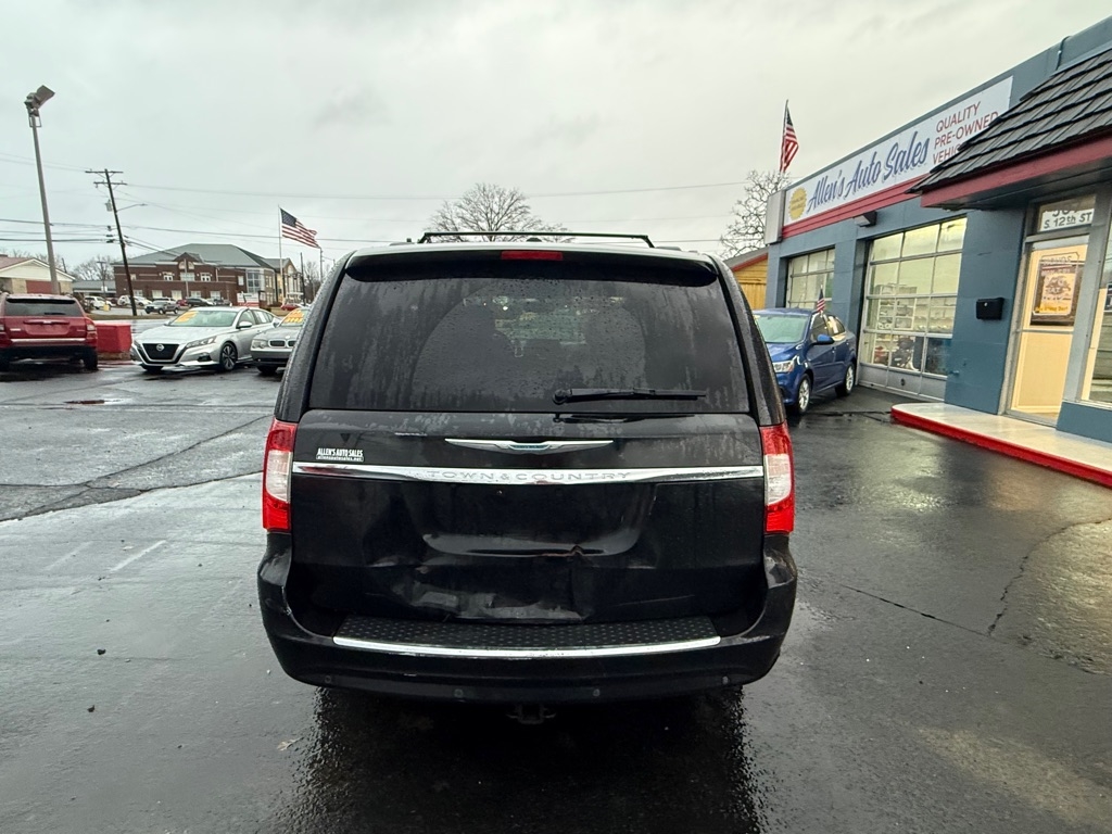 Chrysler Town & Country Touring-L 2013