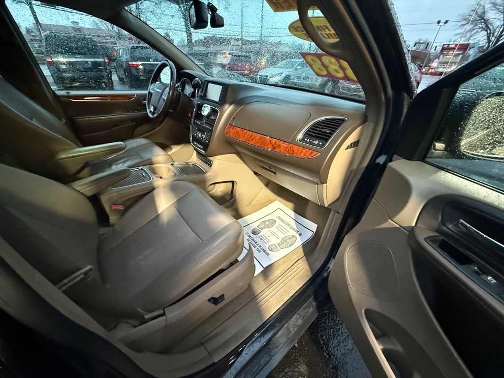 Chrysler Town & Country Touring-L 2013