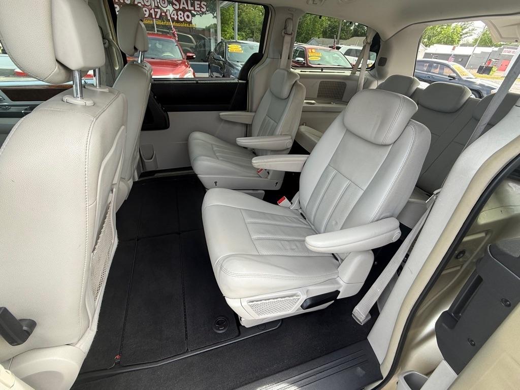 Chrysler Town & Country Touring Plus 2010