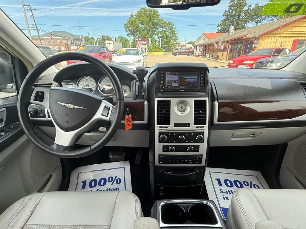 Chrysler Town & Country Touring Plus 2010