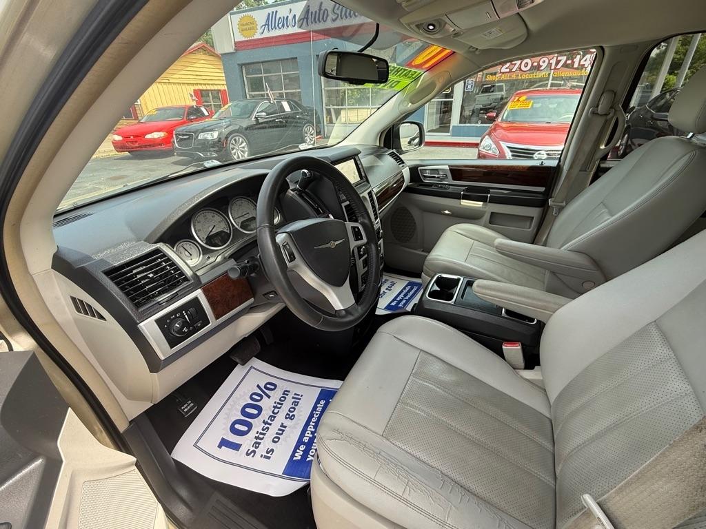 Chrysler Town & Country Touring Plus 2010