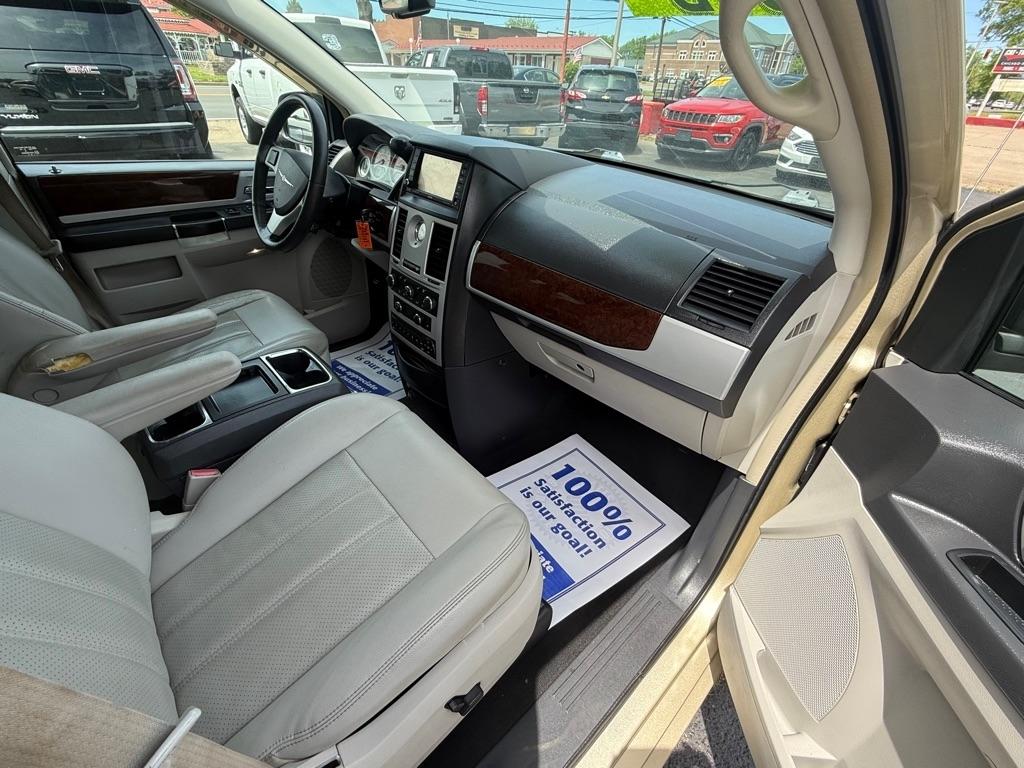 Chrysler Town & Country Touring Plus 2010