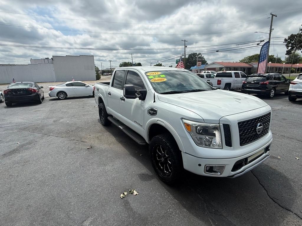 Nissan Titan SV Crew Cab 4WD 2017