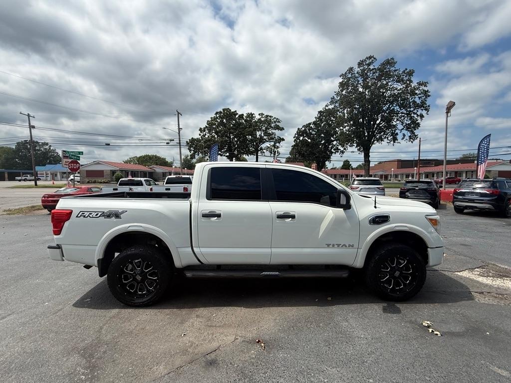 Nissan Titan SV Crew Cab 4WD 2017