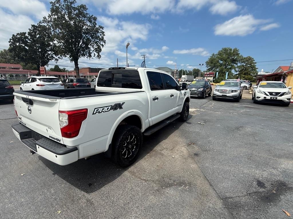 Nissan Titan SV Crew Cab 4WD 2017