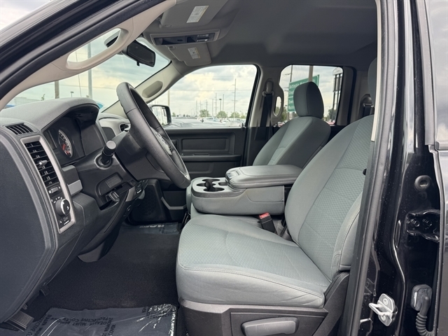 RAM 1500 4WD Quad Cab 140.5" Express 2016 RAM 1500 4WD Quad Cab 140.5" Express 2016