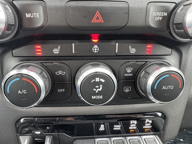 RAM 1500 Big Horn 4x4 Crew Cab 6'4" Box 2021 RAM 1500 Big Horn 4x4 Crew Cab 6'4" Box 2021