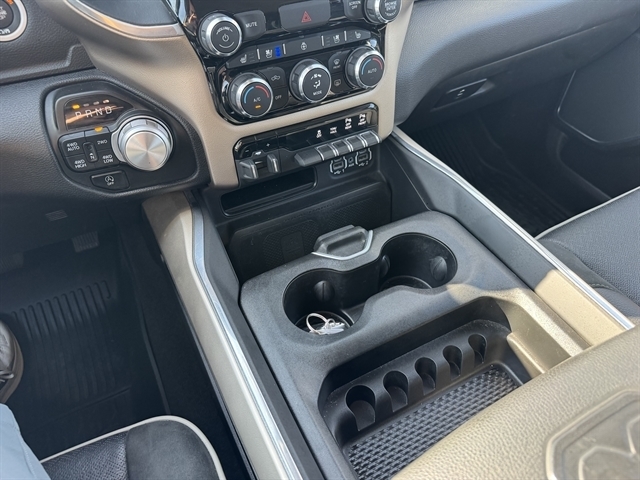 RAM 1500 Laramie 4x4 Crew Cab 5'7" Box 2022 RAM 1500 Laramie 4x4 Crew Cab 5'7" Box 2022