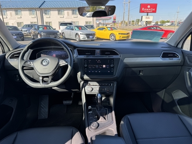 Volkswagen Tiguan 2.0T SE R-Line Black 4MOTION 2020 Volkswagen Tiguan 2.0T SE R-Line Black 4MOTION 2020