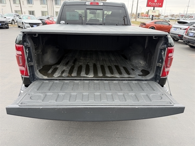 RAM 1500 Laramie 4x4 Crew Cab 5'7" Box 2019 RAM 1500 Laramie 4x4 Crew Cab 5'7" Box 2019