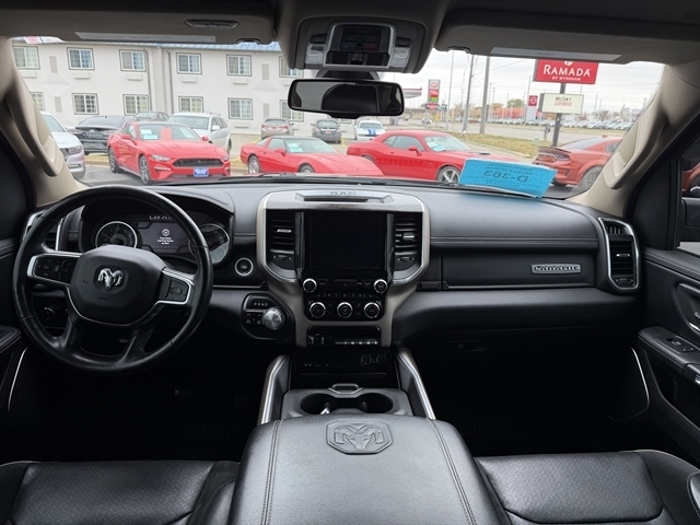 RAM 1500 Laramie 4x4 Crew Cab 5'7" Box 2019 RAM 1500 Laramie 4x4 Crew Cab 5'7" Box 2019