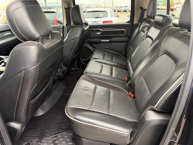 RAM 1500 Laramie 4x4 Crew Cab 5'7" Box 2019 RAM 1500 Laramie 4x4 Crew Cab 5'7" Box 2019