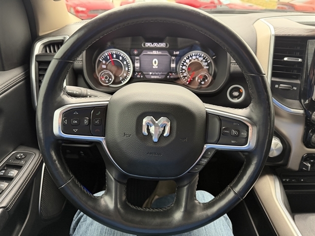 RAM 1500 Laramie 4x4 Crew Cab 5'7" Box 2019 RAM 1500 Laramie 4x4 Crew Cab 5'7" Box 2019