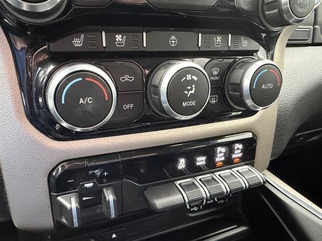 RAM 1500 Laramie 4x4 Crew Cab 5'7" Box 2019 RAM 1500 Laramie 4x4 Crew Cab 5'7" Box 2019