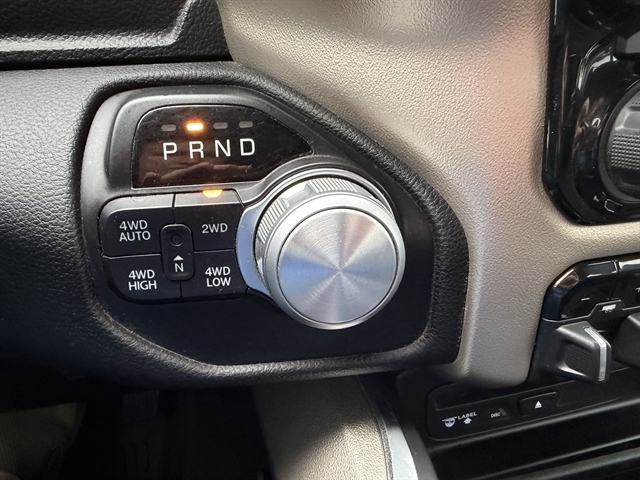 RAM 1500 Laramie 4x4 Crew Cab 5'7" Box 2019 RAM 1500 Laramie 4x4 Crew Cab 5'7" Box 2019