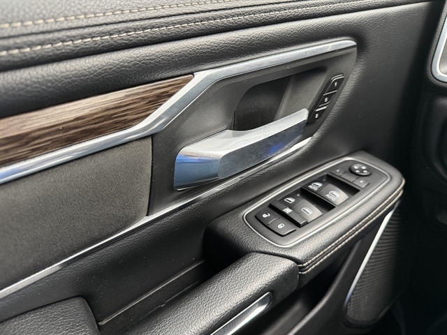 RAM 1500 Laramie 4x4 Crew Cab 5'7" Box 2019 RAM 1500 Laramie 4x4 Crew Cab 5'7" Box 2019