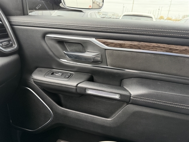 RAM 1500 Laramie 4x4 Crew Cab 5'7" Box 2019 RAM 1500 Laramie 4x4 Crew Cab 5'7" Box 2019