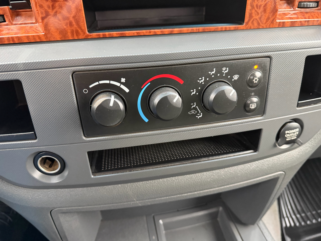 Dodge Ram 2500 4dr Quad Cab 140.5 4WD SLT 2006