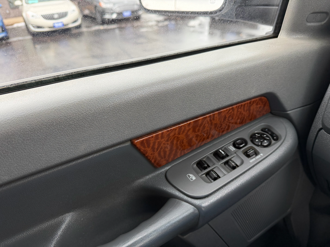 Dodge Ram 2500 4dr Quad Cab 140.5 4WD SLT 2006