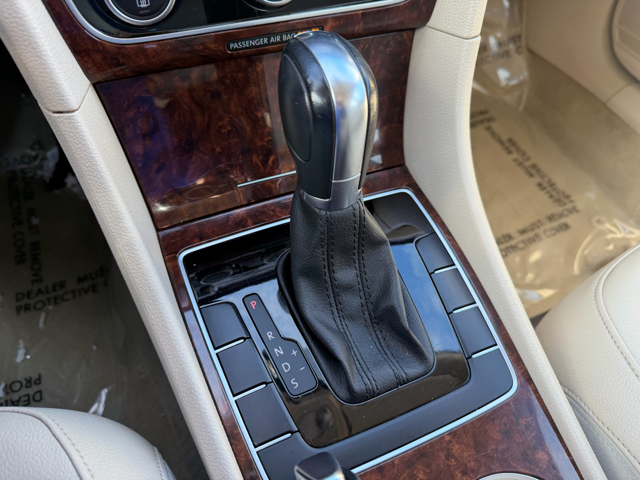 Volkswagen Passat 4dr Sdn 2.5L Auto SEL Premium 2013