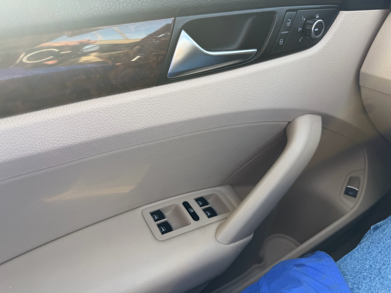 Volkswagen Passat 4dr Sdn 2.5L Auto SEL Premium 2013