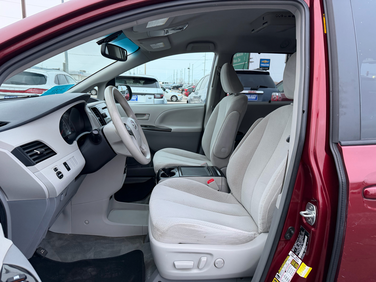 Toyota Sienna 5dr 7-Pass Van V6 LE AAS FWD (Natl) 2014