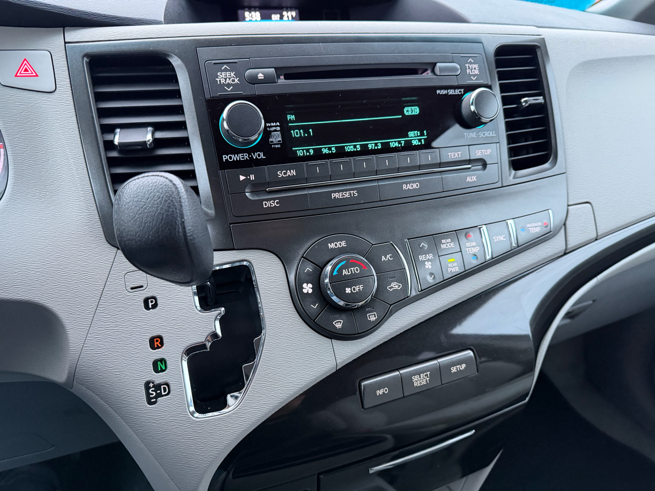 Toyota Sienna 5dr 7-Pass Van V6 LE AAS FWD (Natl) 2014