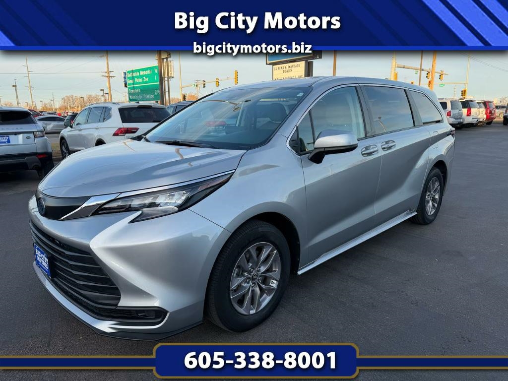 2024 Toyota Sienna LE's photo