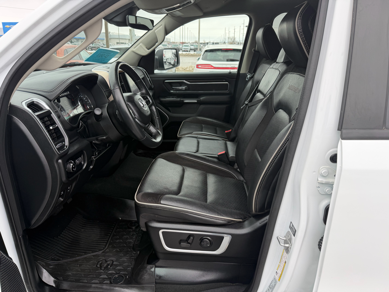 RAM 1500 Laramie 4x4 Crew Cab 5'7" Box 2022