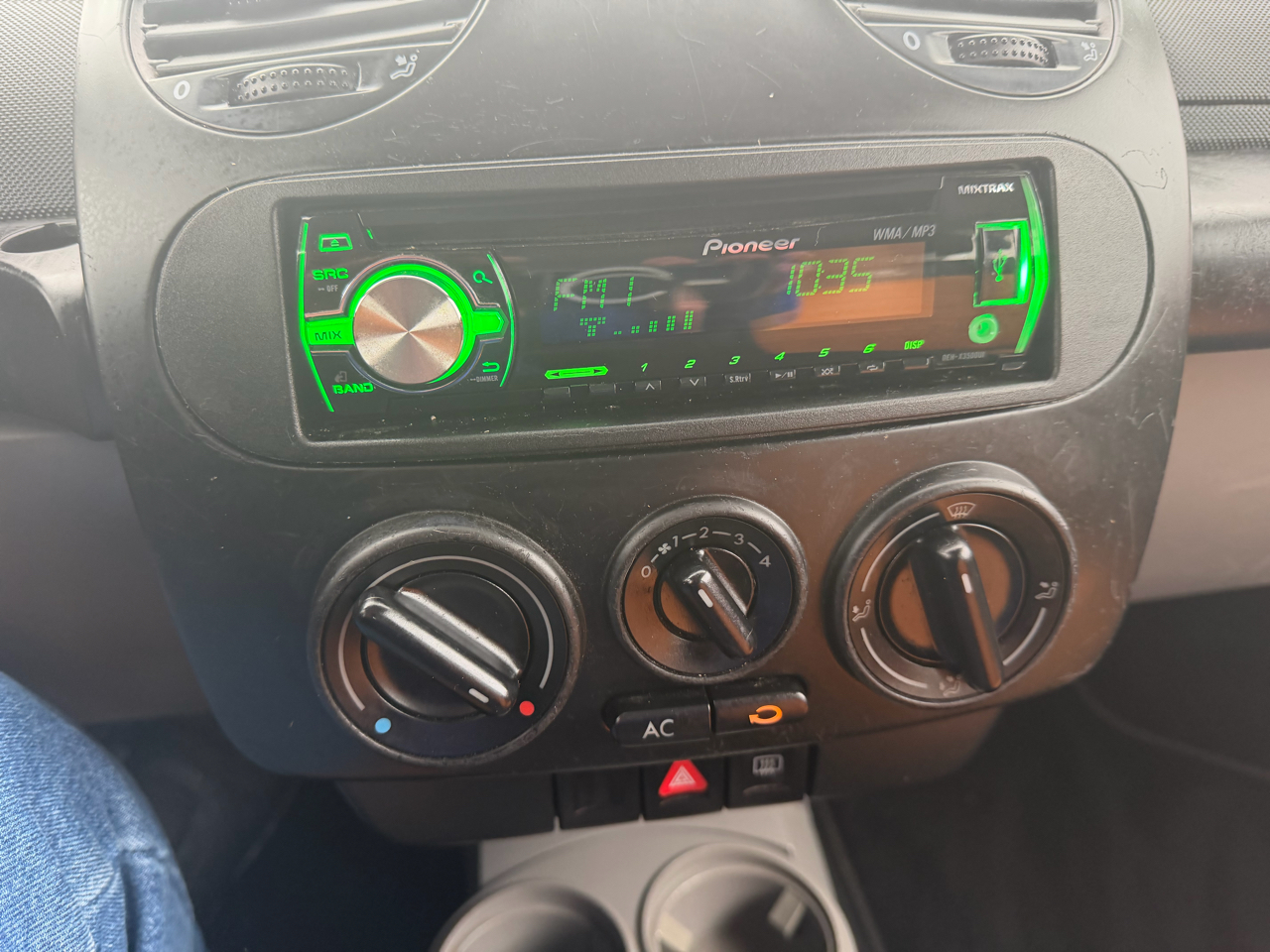 Volkswagen New Beetle Coupe 2dr Cpe GL Auto 2003