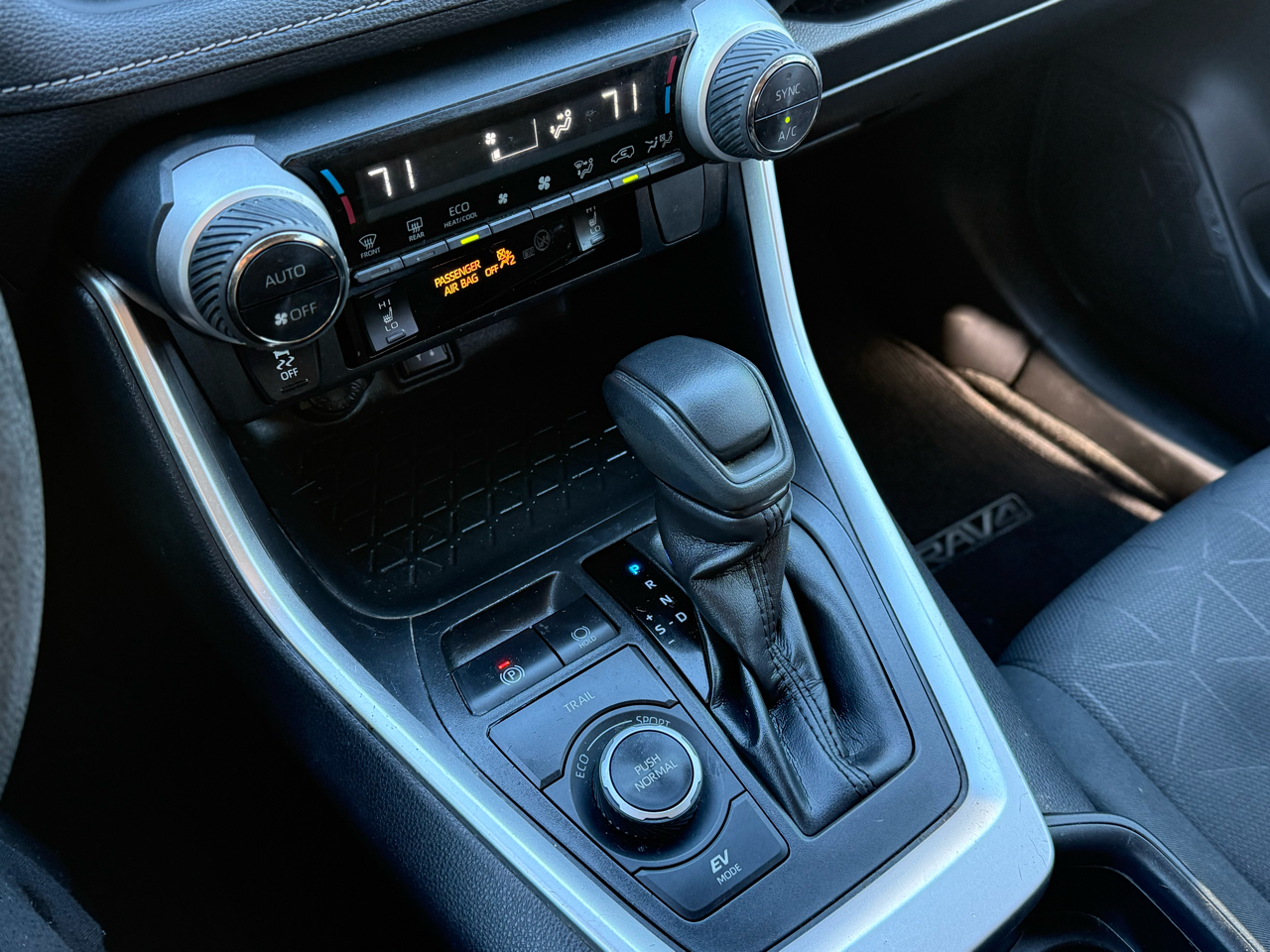 Toyota RAV4 Hybrid XLE 2019