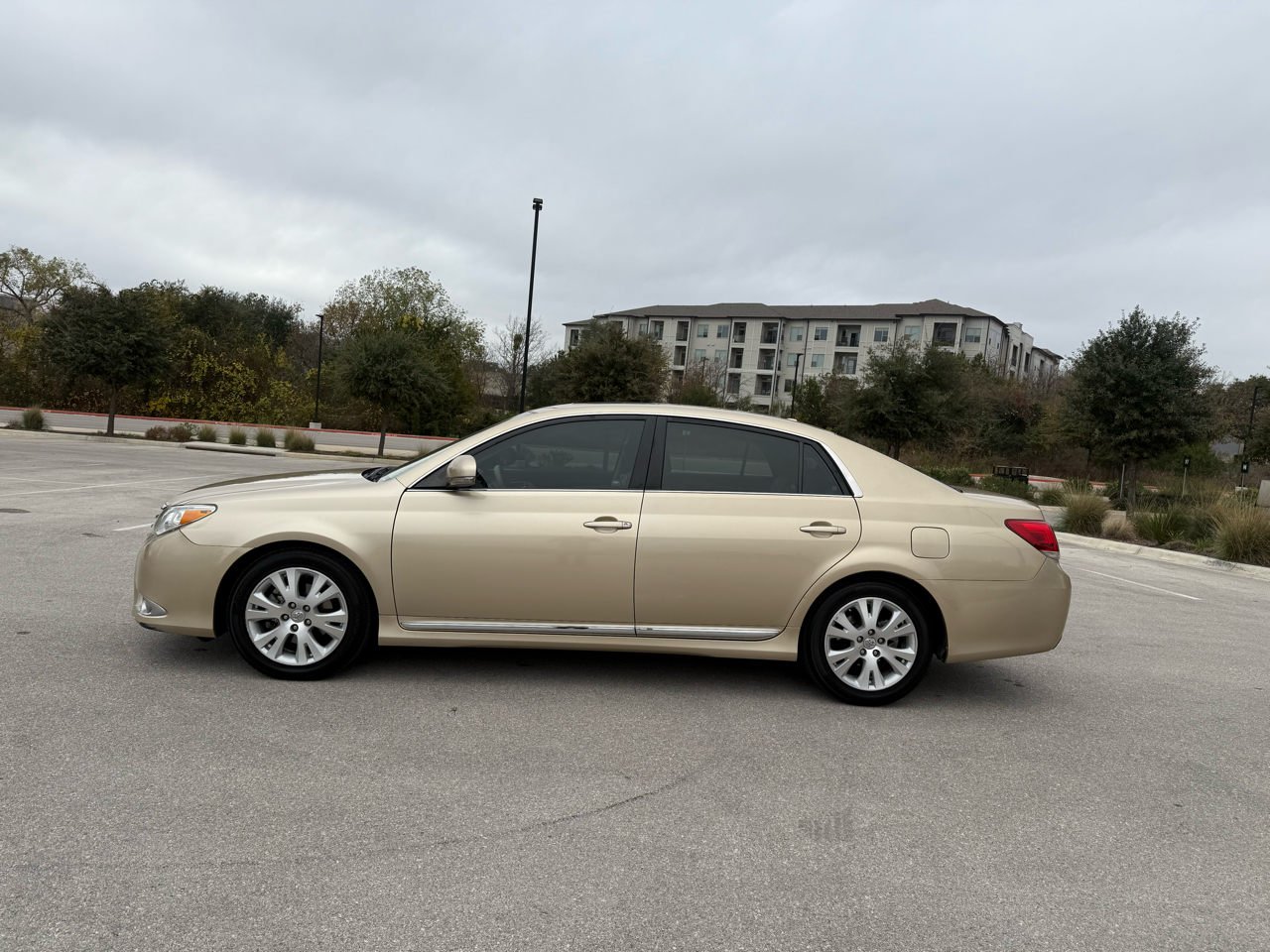 Toyota Avalon Base 2011