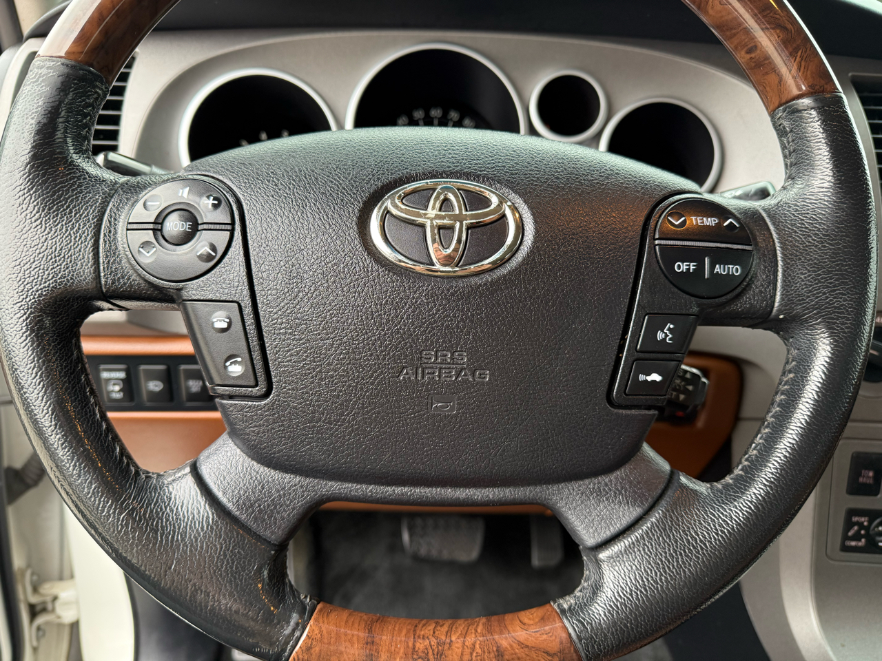 Toyota Sequoia Plantium 4WD FFV 2010