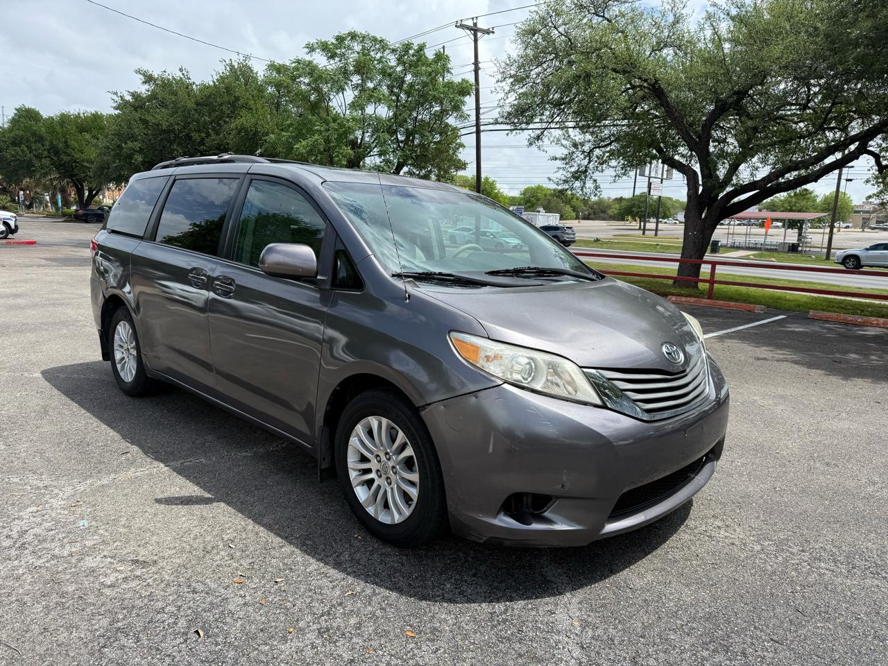 2013 Toyota Sienna XLE FWD 8-Passenger V6