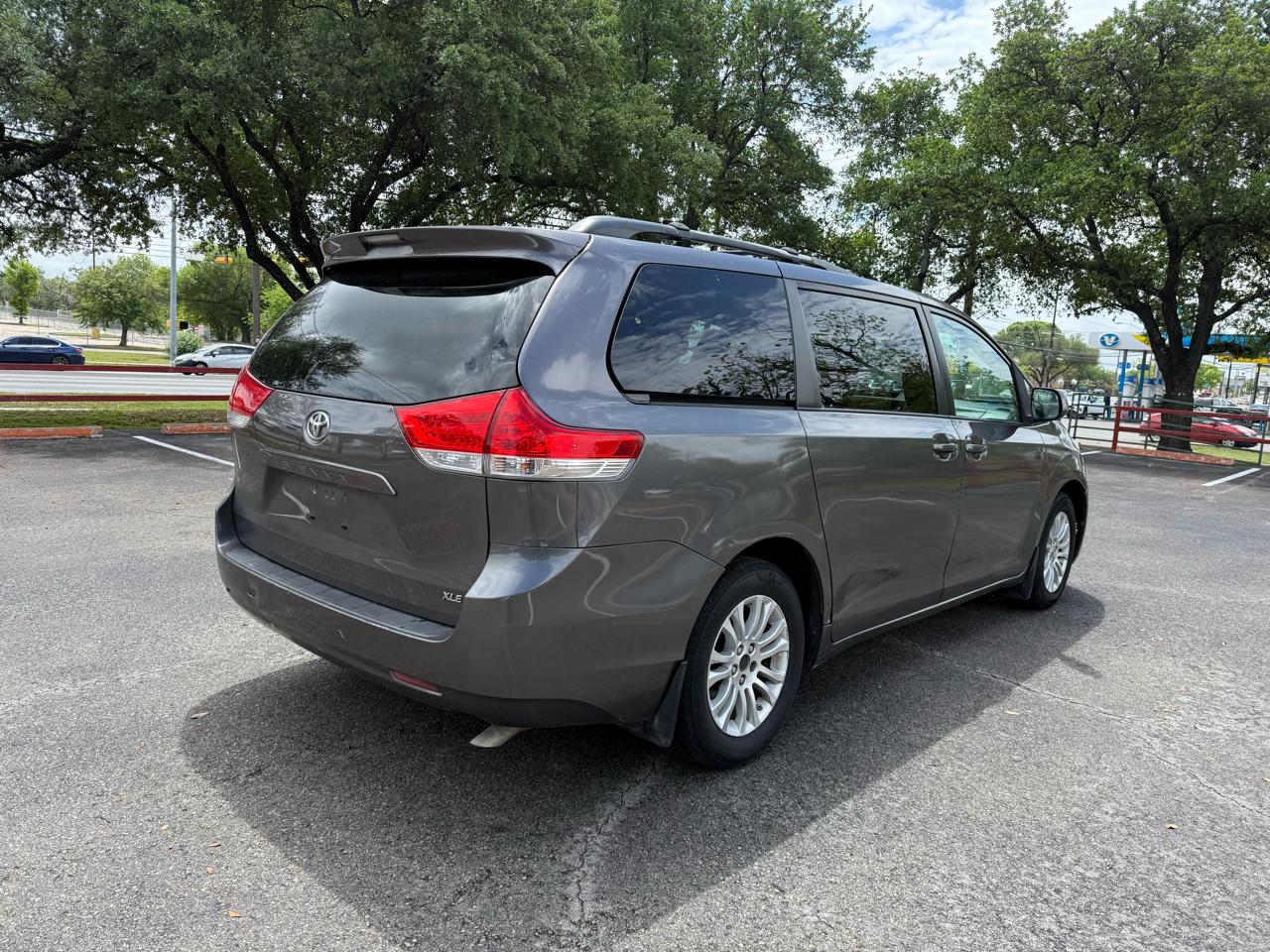 Toyota Sienna XLE FWD 8-Passenger V6 2013