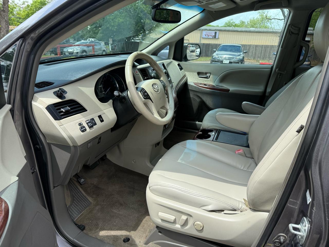 Toyota Sienna XLE FWD 8-Passenger V6 2013