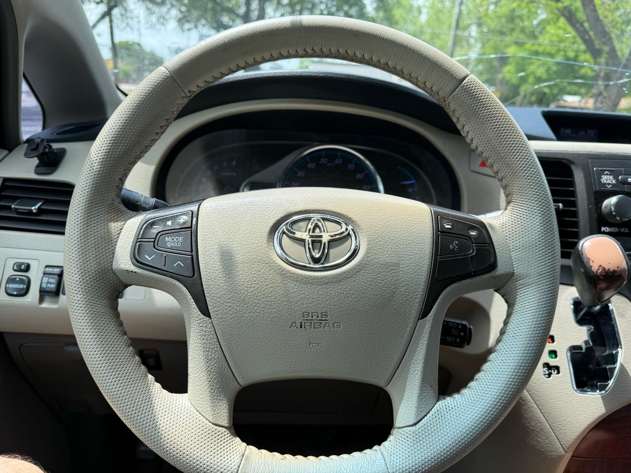 Toyota Sienna XLE FWD 8-Passenger V6 2013