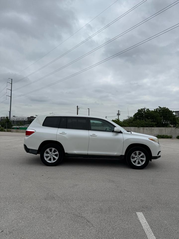 Toyota Highlander Base 2WD V6 2011