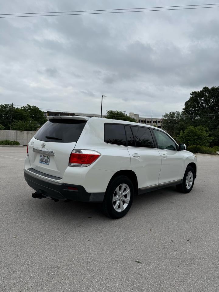 Toyota Highlander Base 2WD V6 2011