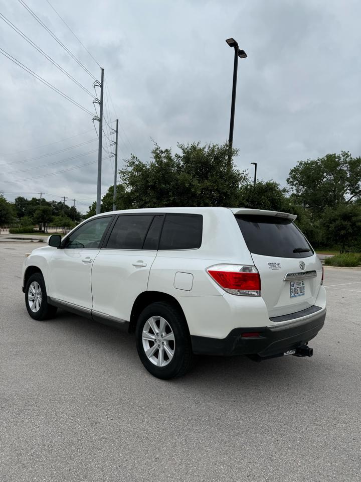 Toyota Highlander Base 2WD V6 2011