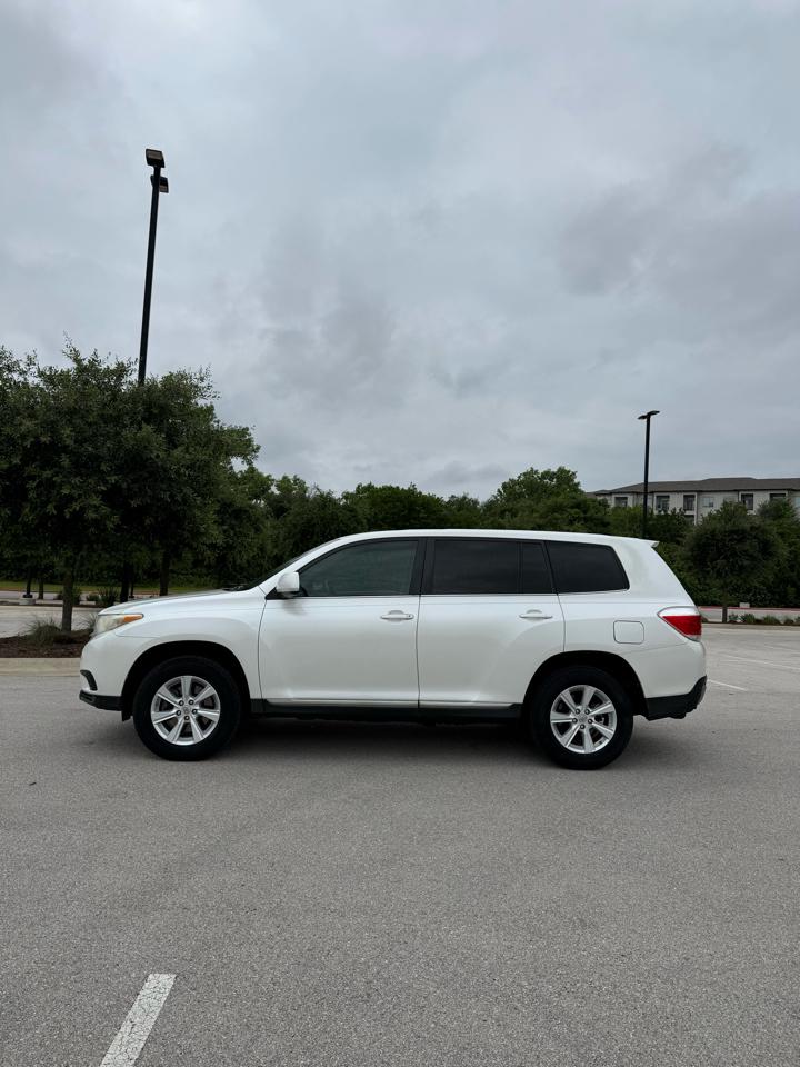 Toyota Highlander Base 2WD V6 2011