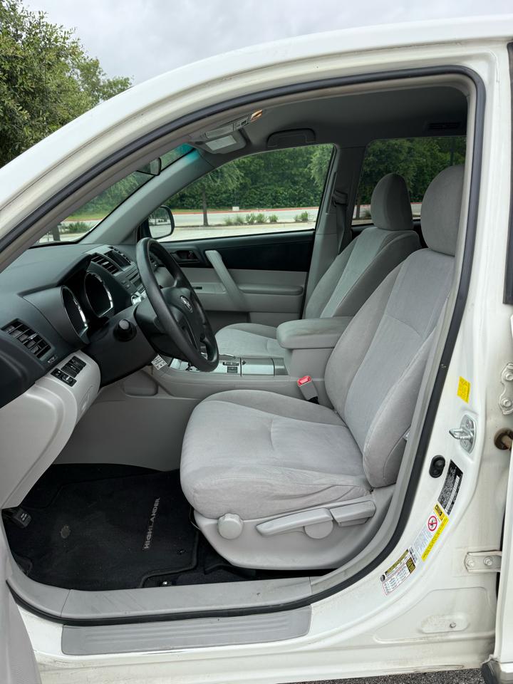 Toyota Highlander Base 2WD V6 2011