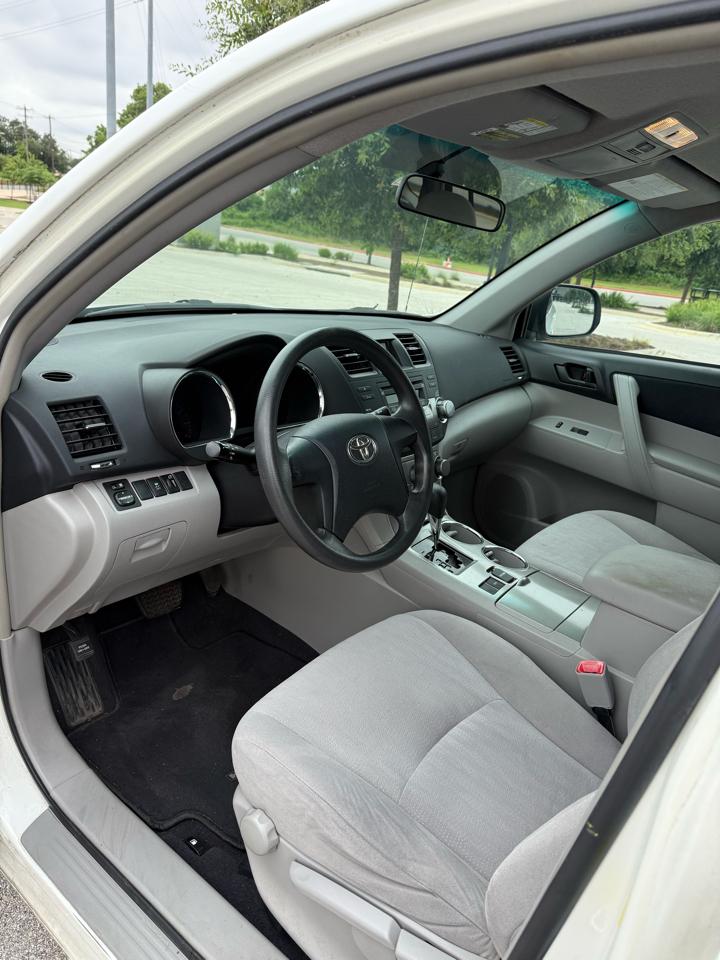 Toyota Highlander Base 2WD V6 2011