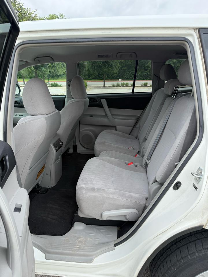 Toyota Highlander Base 2WD V6 2011