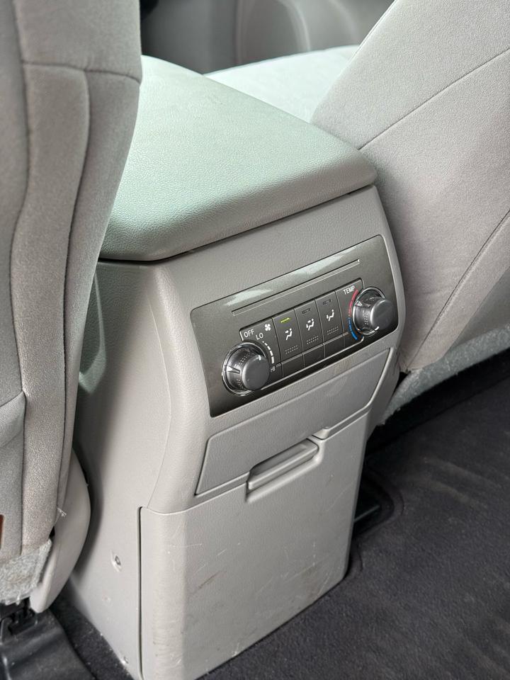 Toyota Highlander Base 2WD V6 2011
