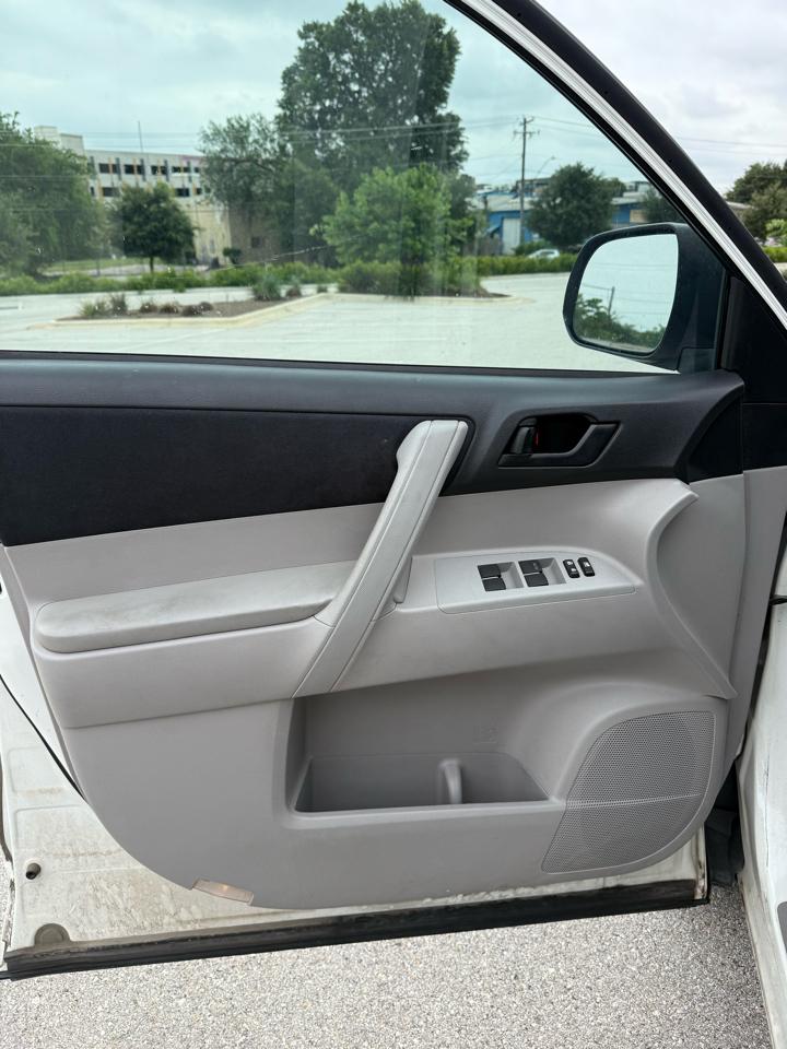 Toyota Highlander Base 2WD V6 2011
