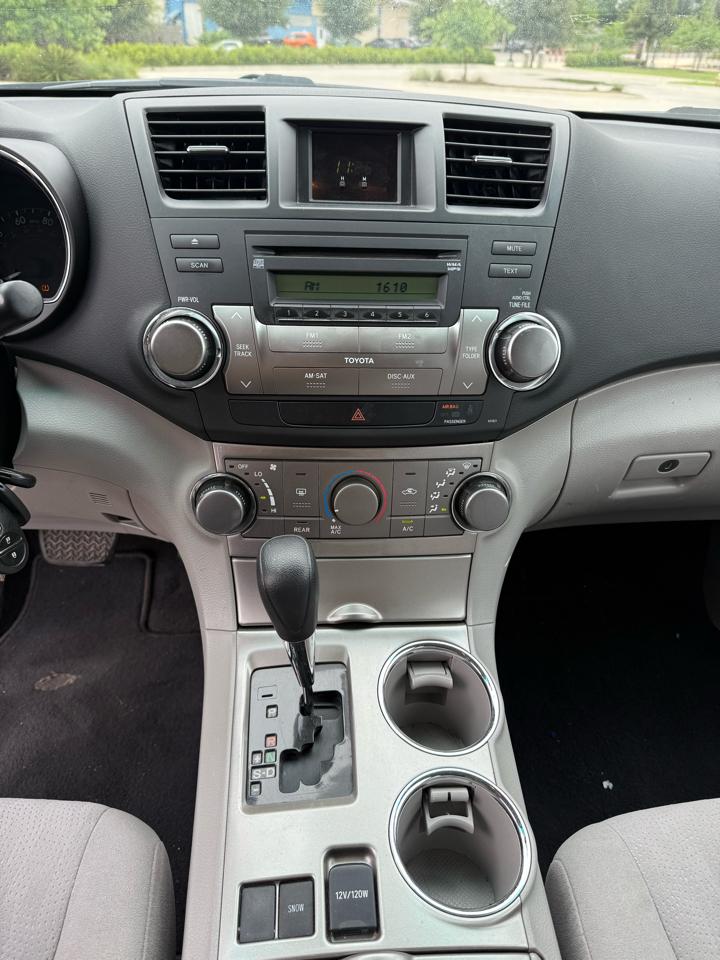 Toyota Highlander Base 2WD V6 2011