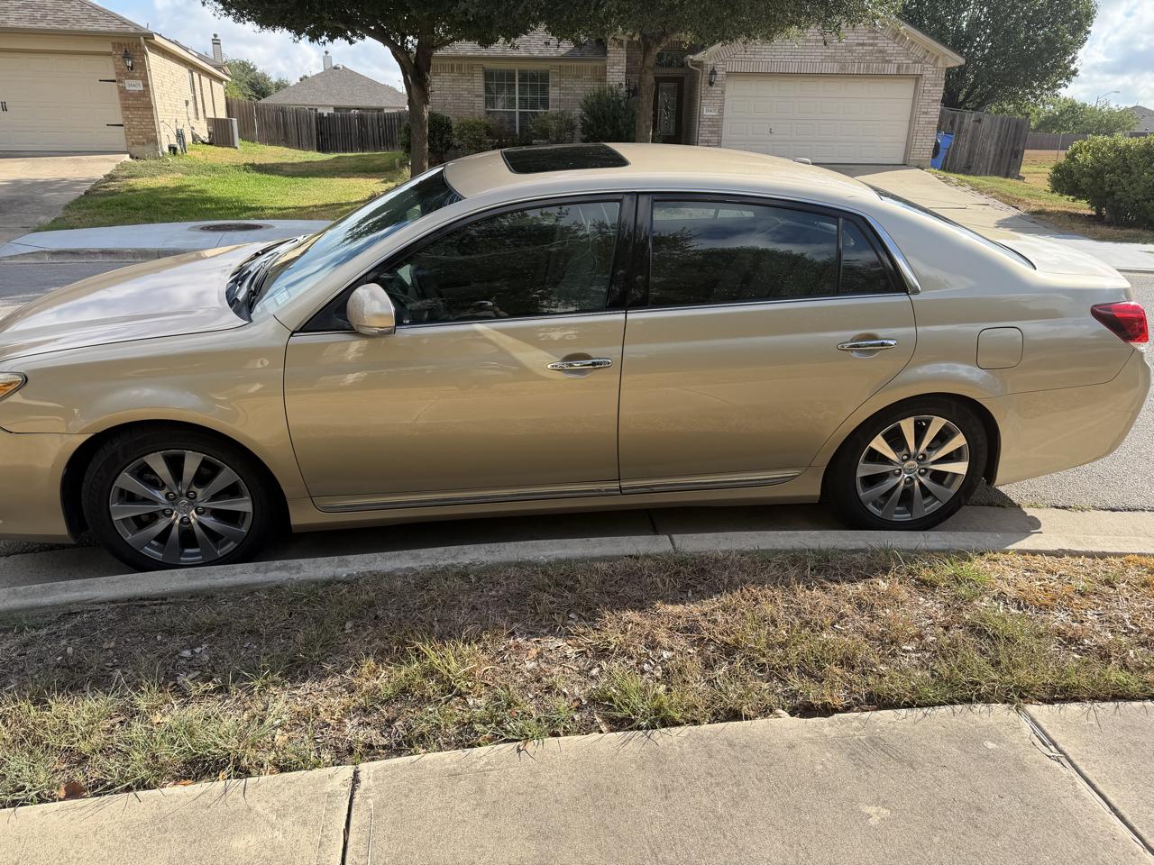 Toyota Avalon Base 2011