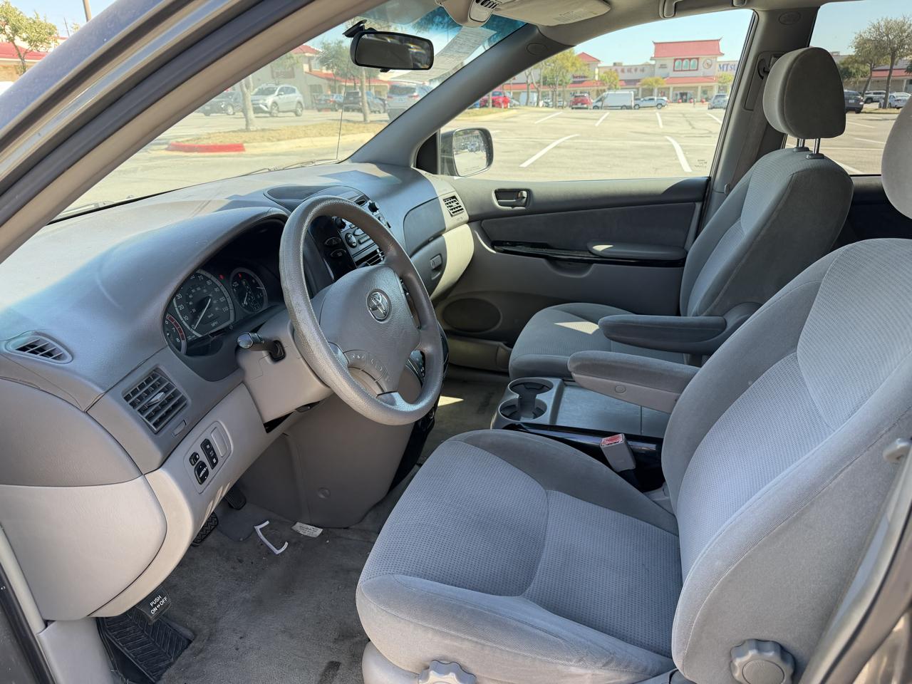 Toyota Sienna LE - 7 Passenger 2004