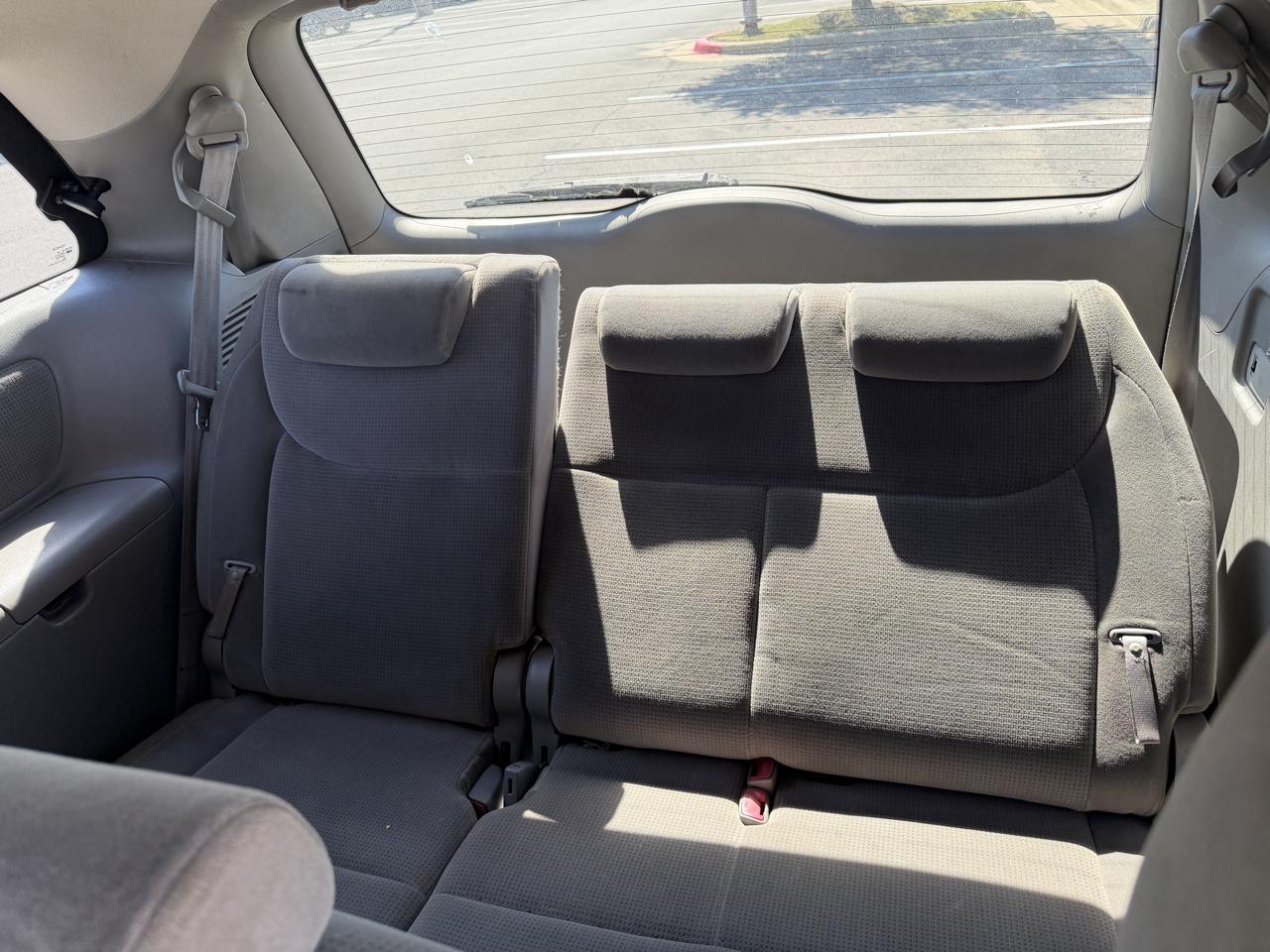 Toyota Sienna LE - 7 Passenger 2004